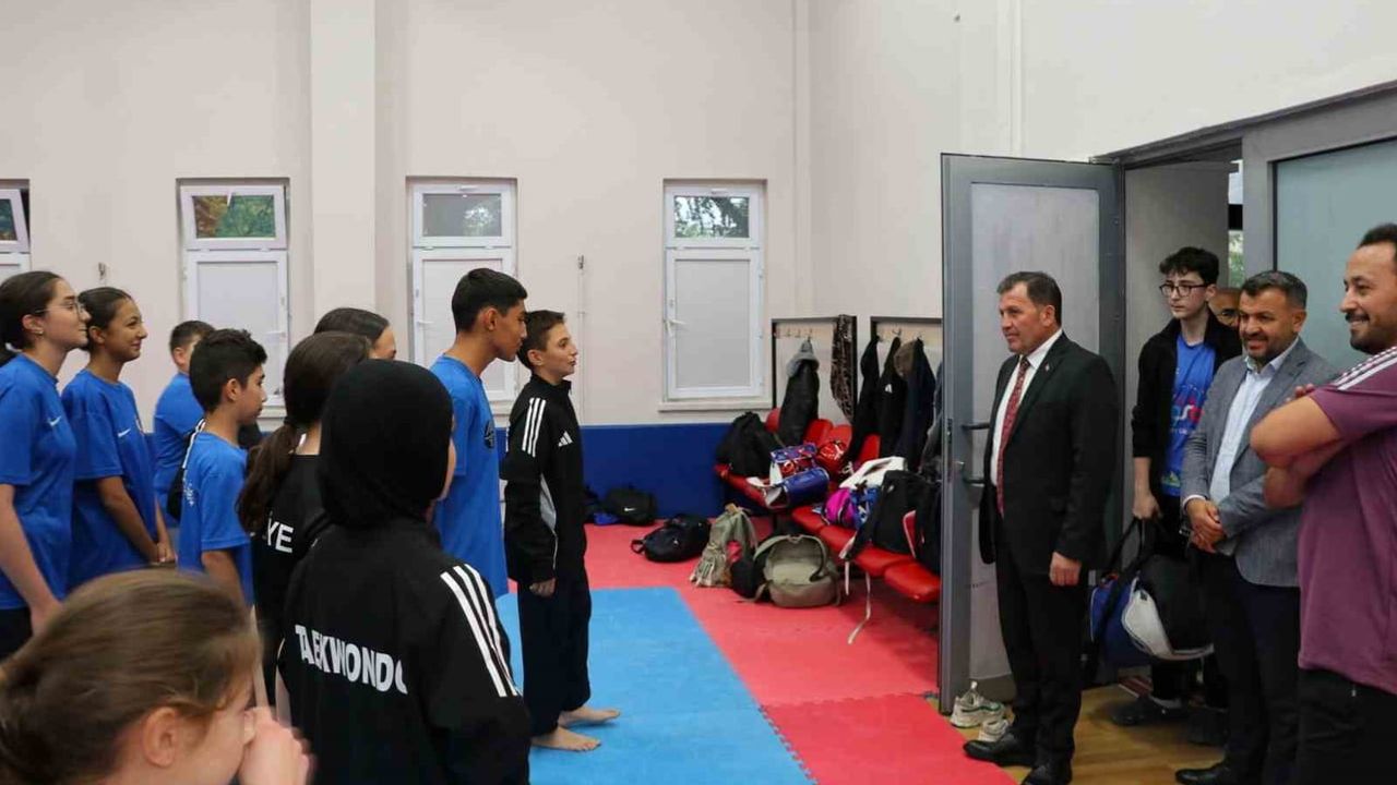 Kabakcı'dan gençlere moral ziyareti: Gevher Nesibe'de voleybol heyecanını izledi