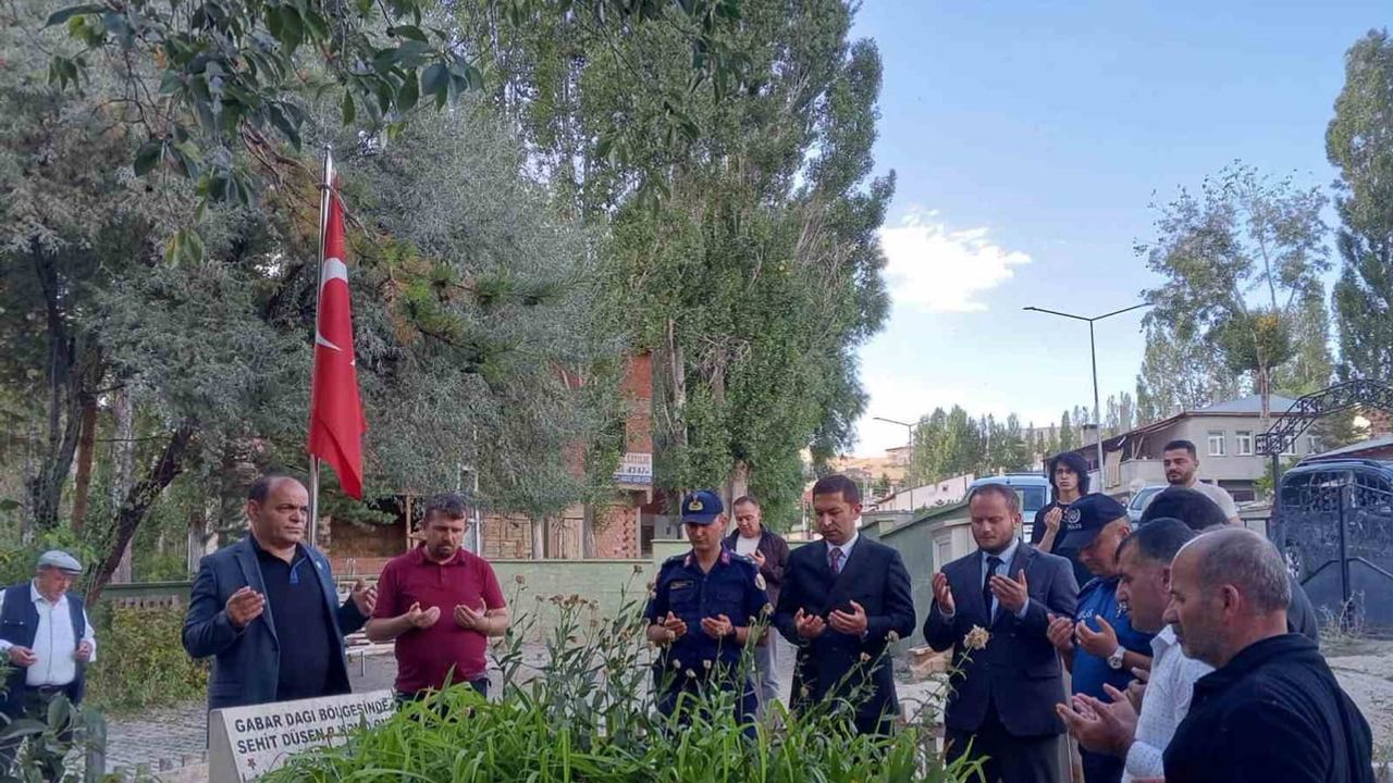Kabir başında anma, protokol gazilerle bir araya geldi