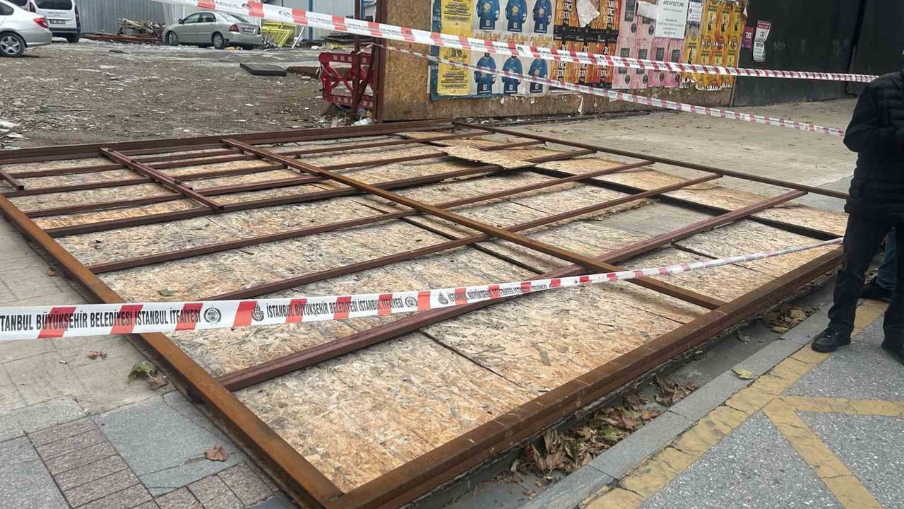Kadıköy Bağdat Caddesi'nde panonun devrilmesi: 2 kişi hafif yaralandı