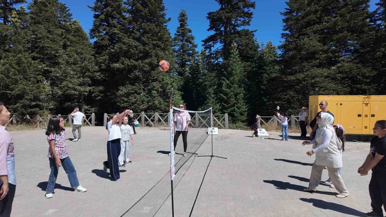 Kadınlar teleferikle Uludağ'da buluştu