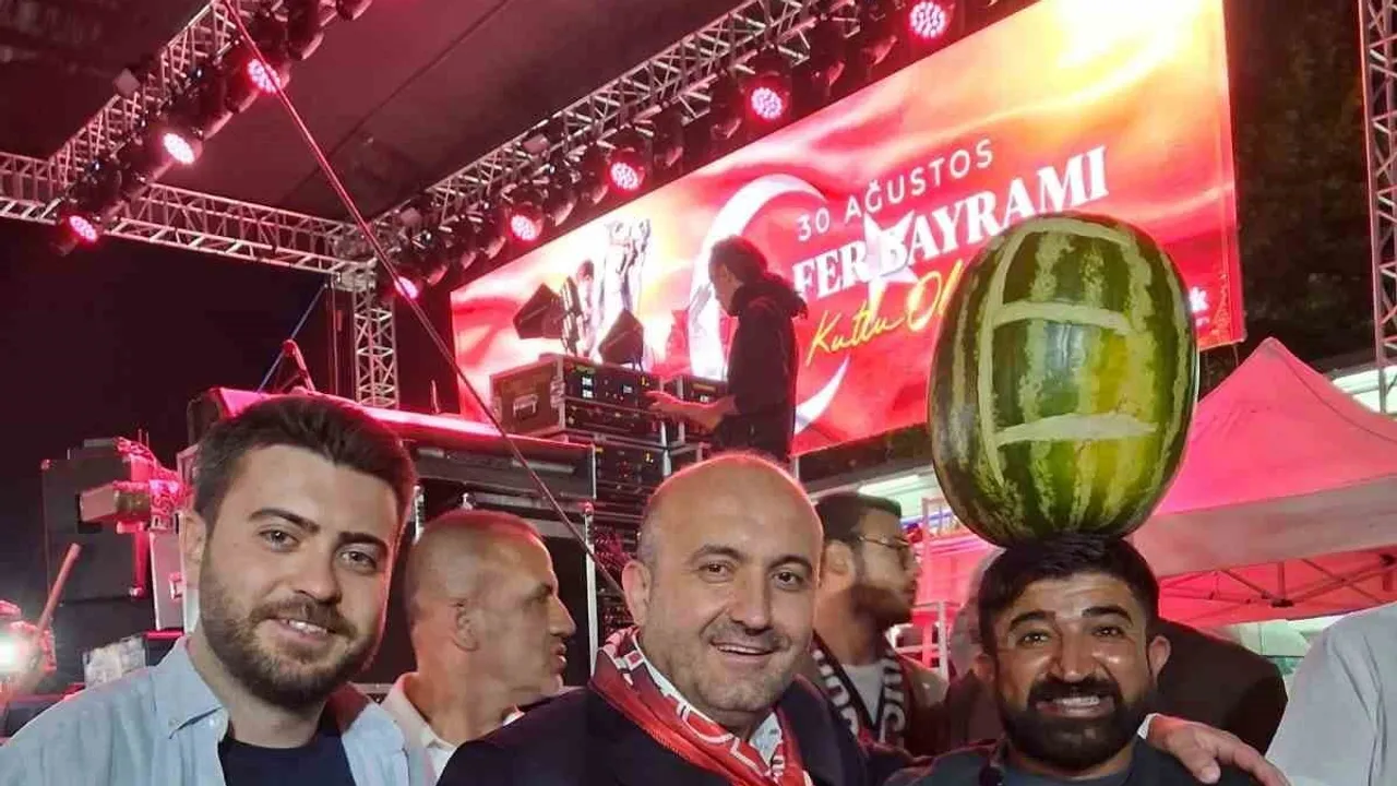 Kafasında karpuzla konseri izleyen usta Murat Dalkılıç ile fotoğraf çekildi