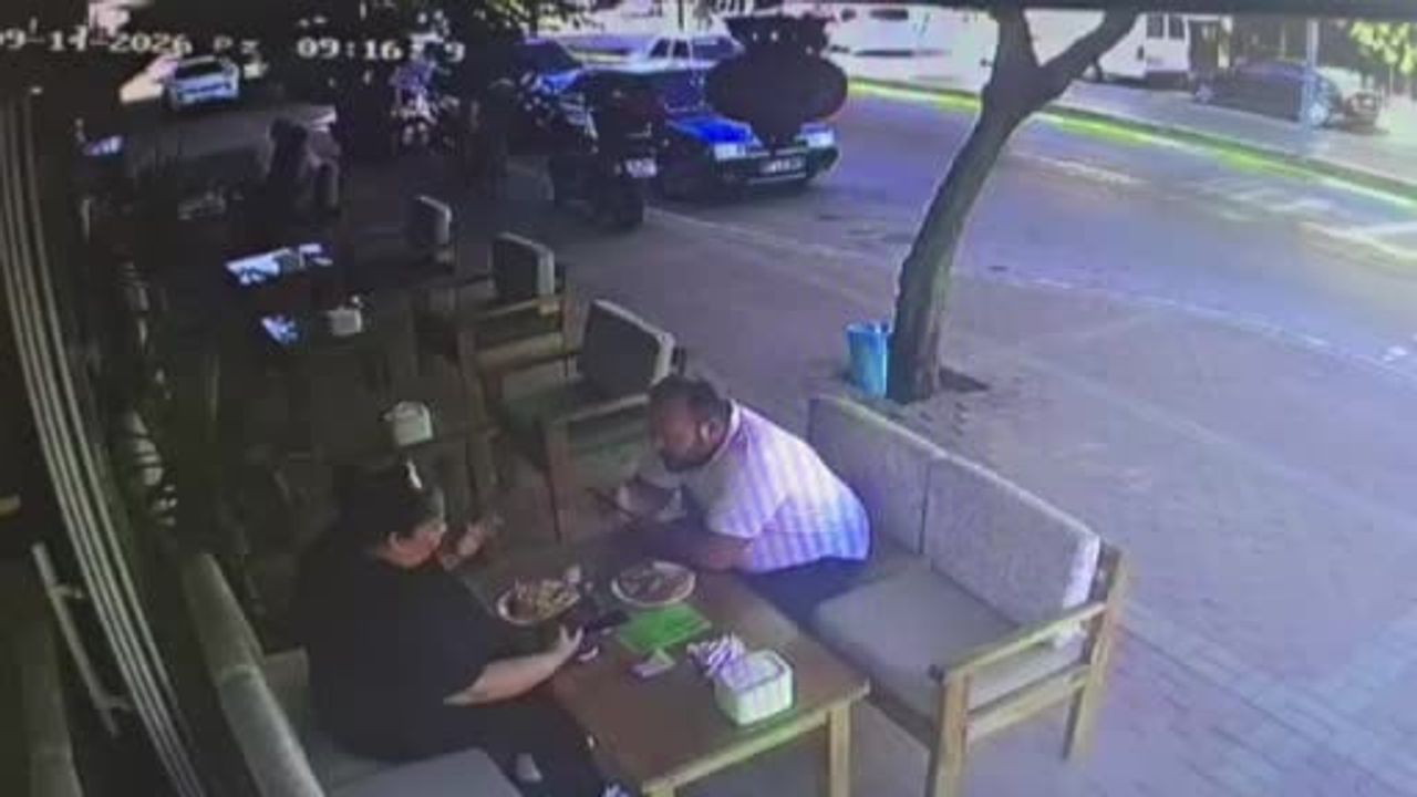 Kafe önünde panik: minibüs kontrolden çıkarak müşterinin üzerinden geçti, ölümden döndü