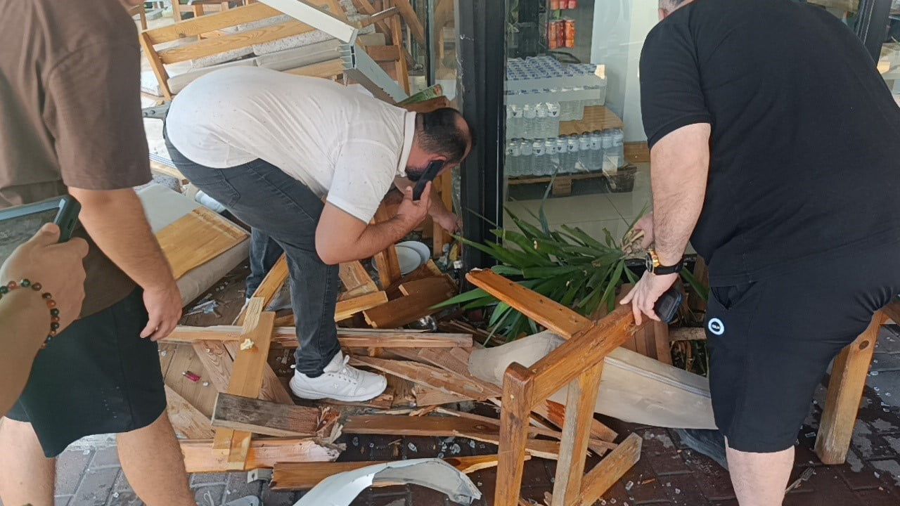 Kafe önünde panik: minibüsün çarpmasından saniyelerle kurtuldu