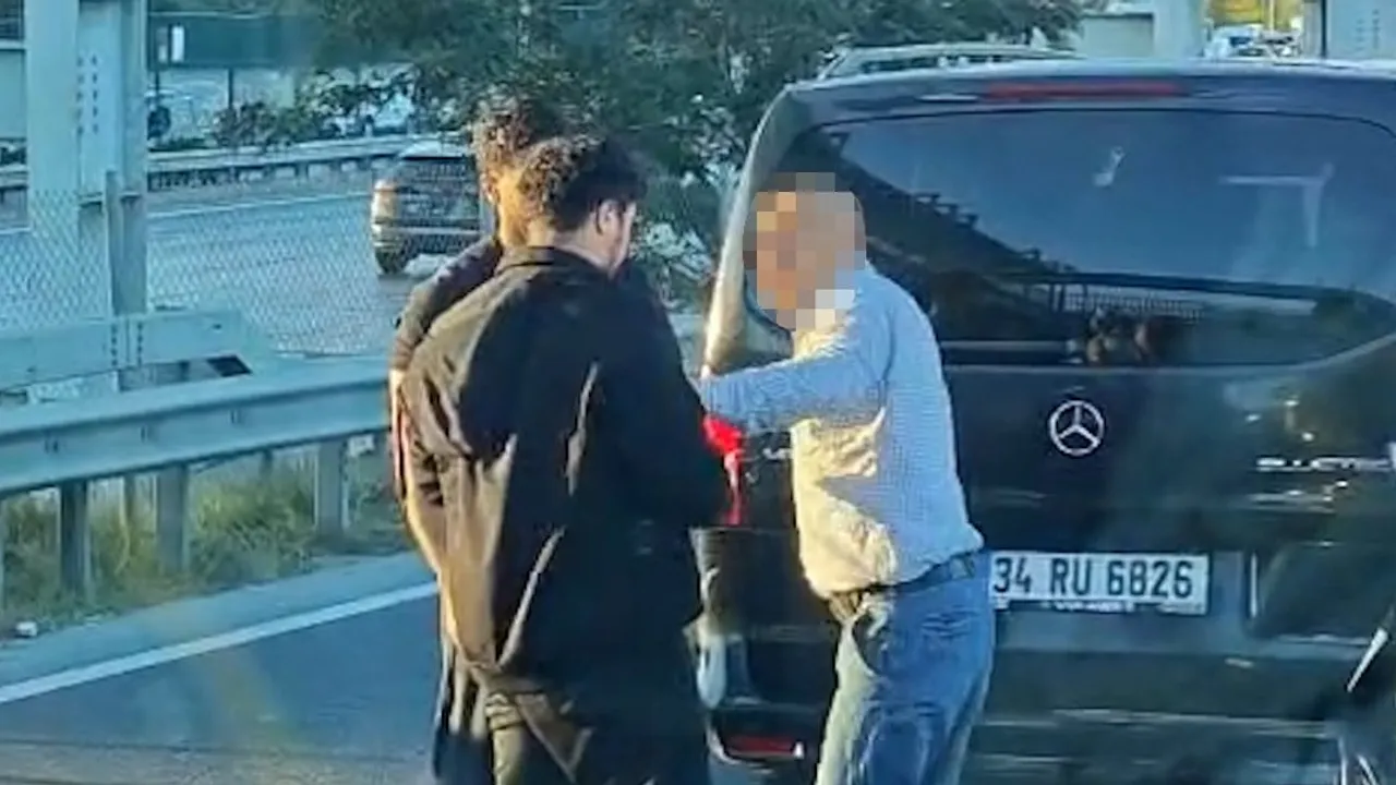 Kağıthane'de kaza sonrası yumruklu ve sopalı arbede kamerada