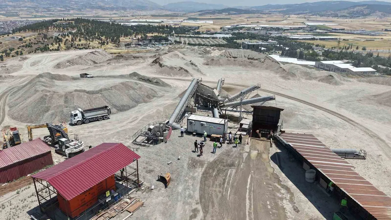 Kahramanmaraş'ta enkaz 200 bin metreküp agregaya dönüştü, saha temizliği sürüyor