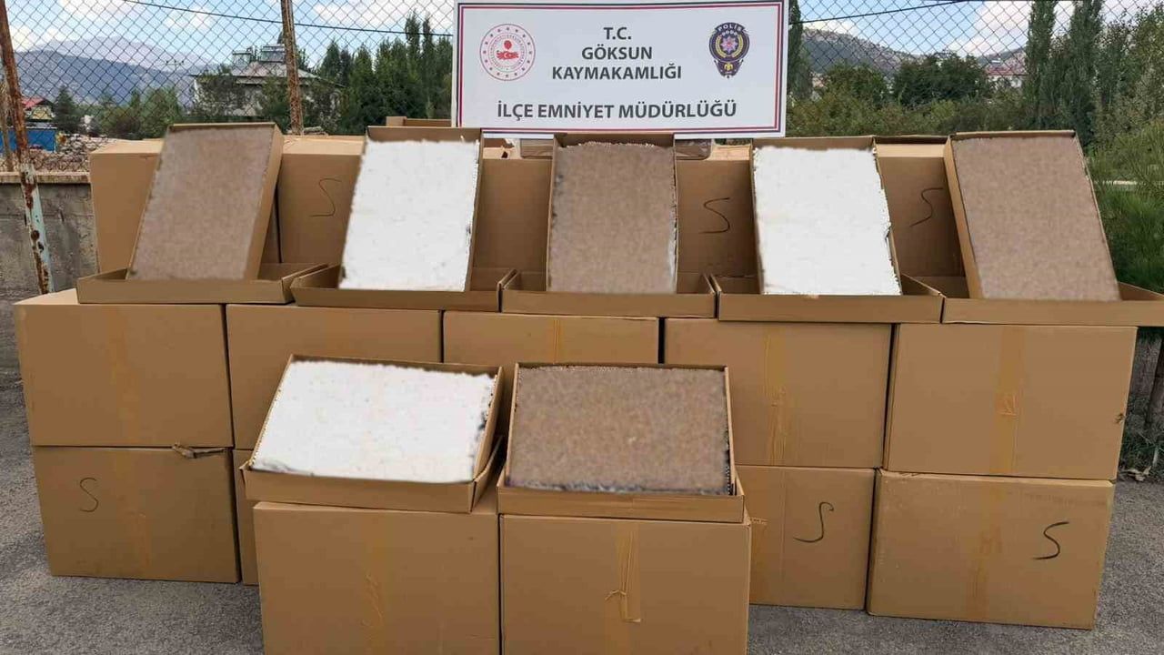 Kahramanmaraş'ta iki ilçeyi kapsayan kaçakçılık operasyonunda büyük miktarda tütün ve sigara ele geçirildi