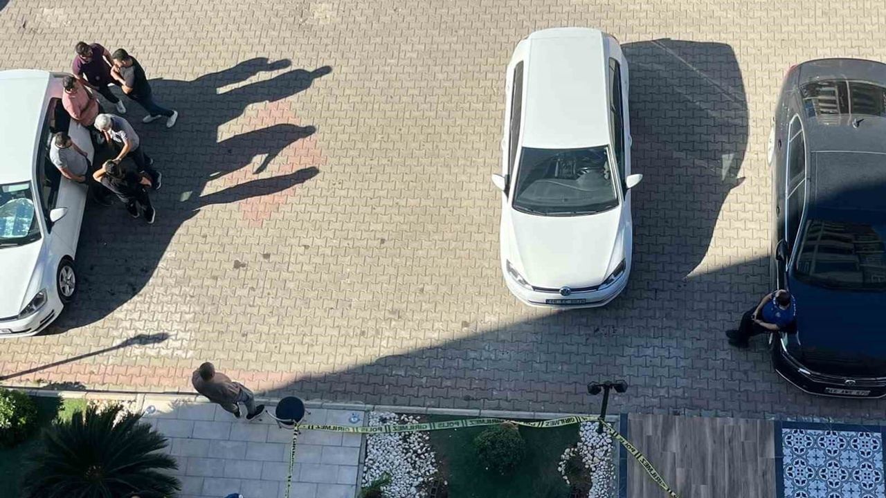 Kahramanmaraş'ta lavabodan çıkan kadın göğsünden tabanca çıkarıp iki kişiyi yaraladı