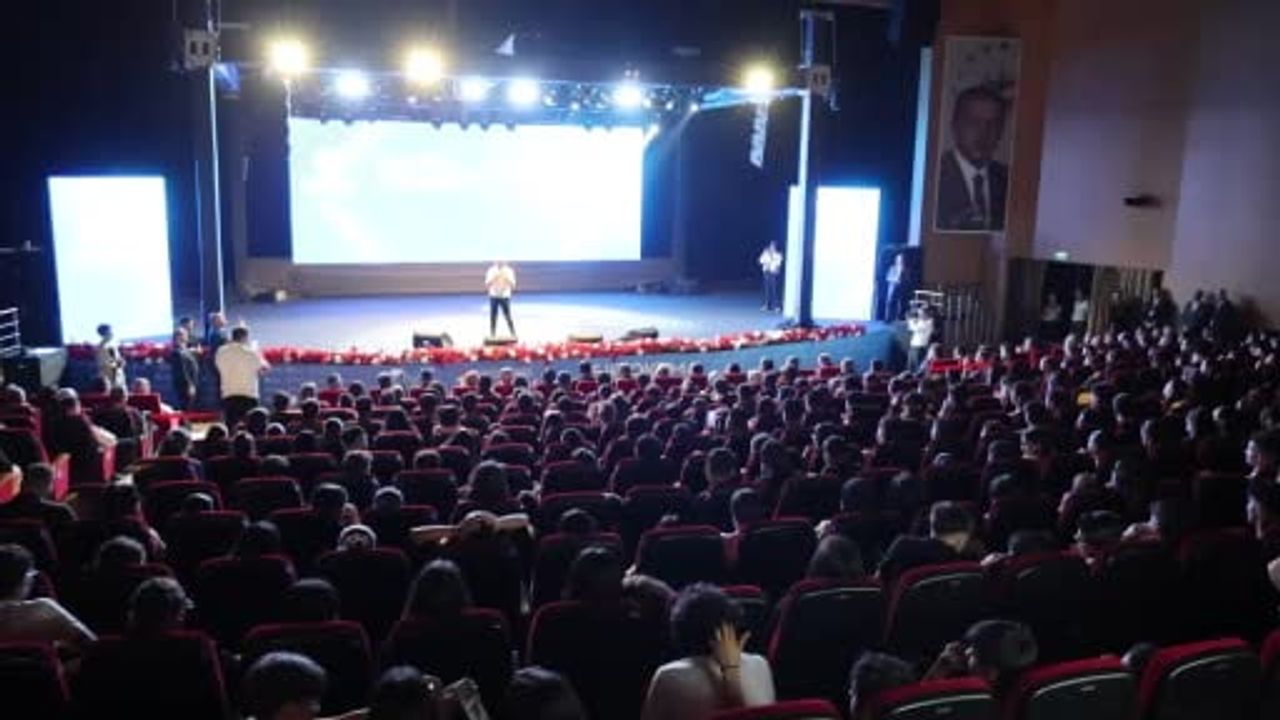 Kahramanmaraş'ta şiir okuma finali gençleri sahneye taşıdı