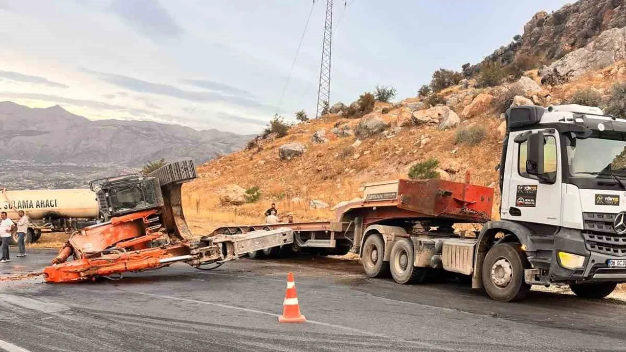 Kahta'da rampada kayan paletli kepçe yol trafiğini kapattı
