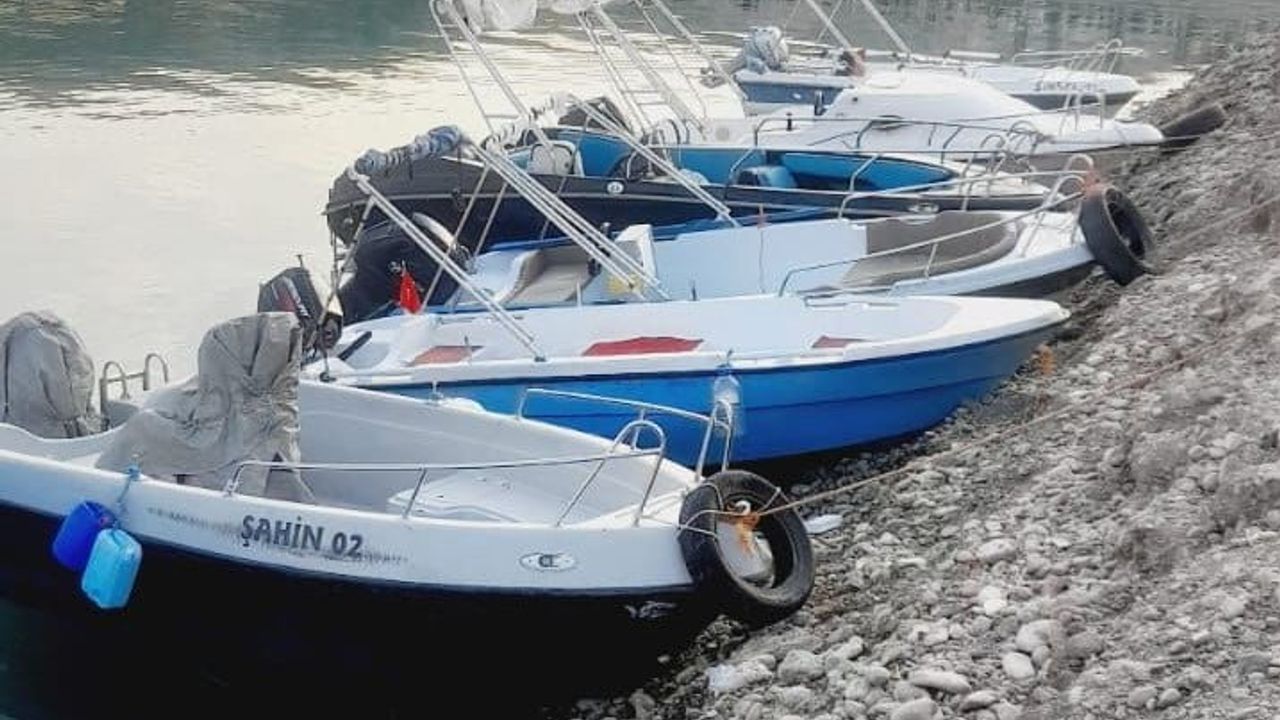 Kahta'da tekneciler güvenli barınma için liman istiyor