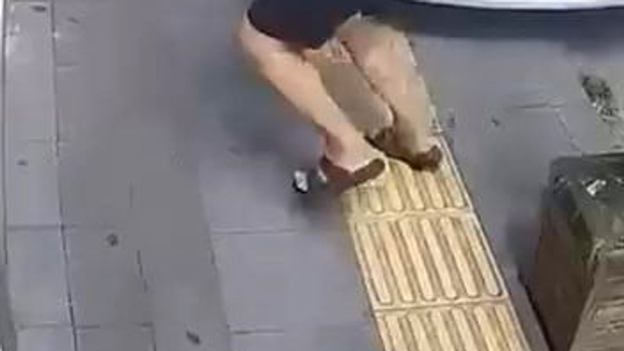Kaldırıma kayan otomobilin az kalsın ezdiği yaya son anda kurtuldu