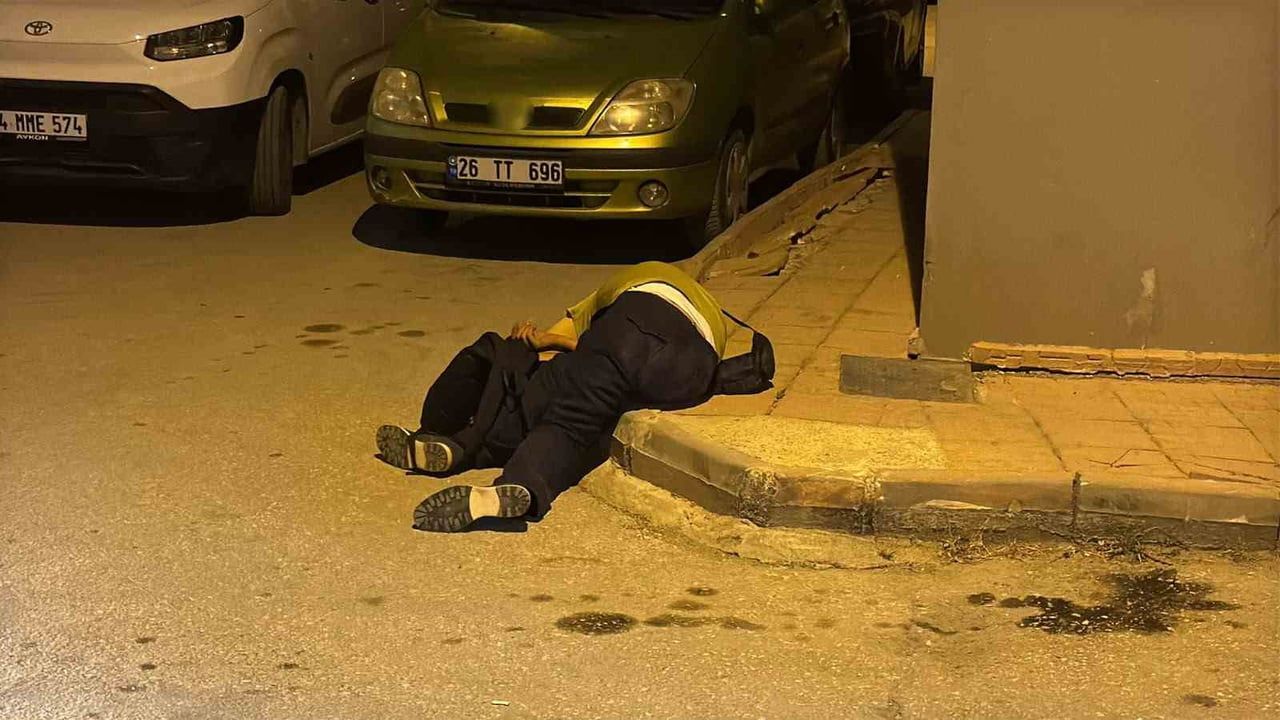 Kaldırımda sızan kişinin cebindeki telefon şarkı çalınca polis müdahale etti