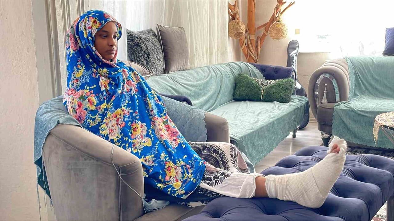 Kaldırımda yürürken üzerine düşen kapı ayağını kıran Somalili genç kadın ameliyat oldu