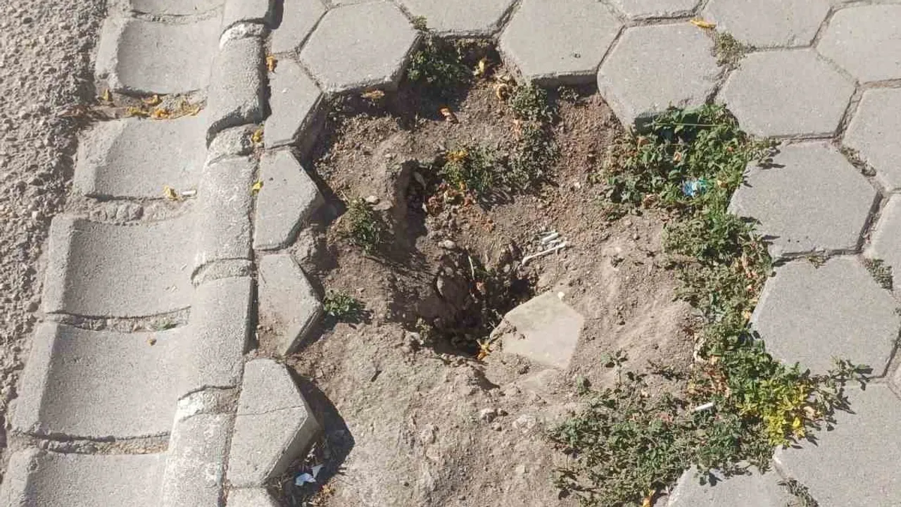 Kaldırımdaki boşluk tekerlekli sandalyeler için engel oluşturuyor
