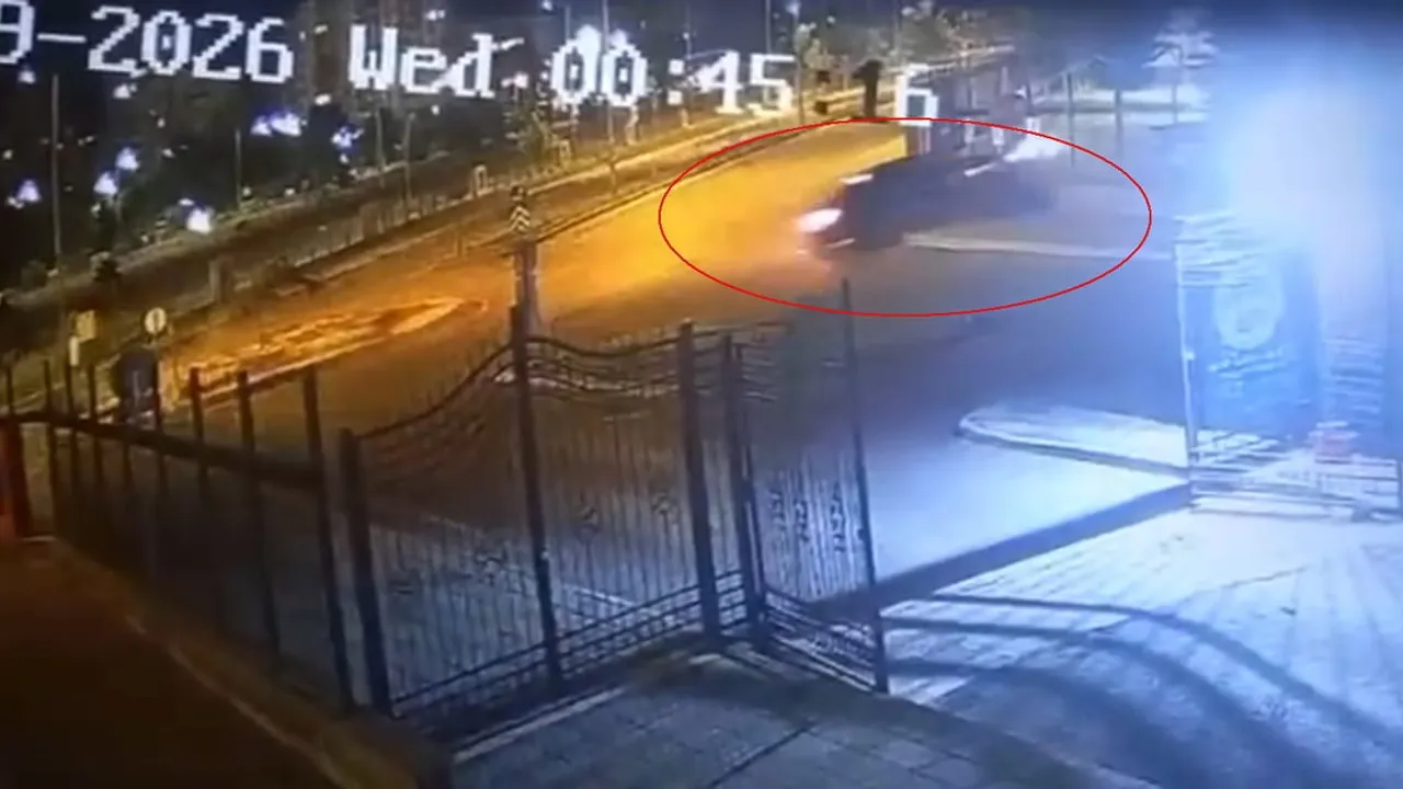 Kaldırımdan fırlayan otomobil duvarı aşıp millet bahçesine girdi