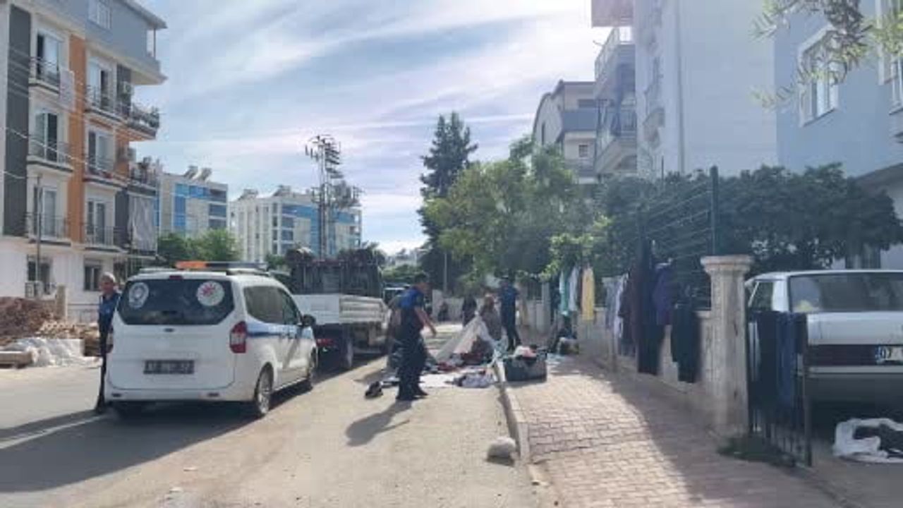 Kaldırımları işgal eden seyyar satıcılara zabıta müdahalesi