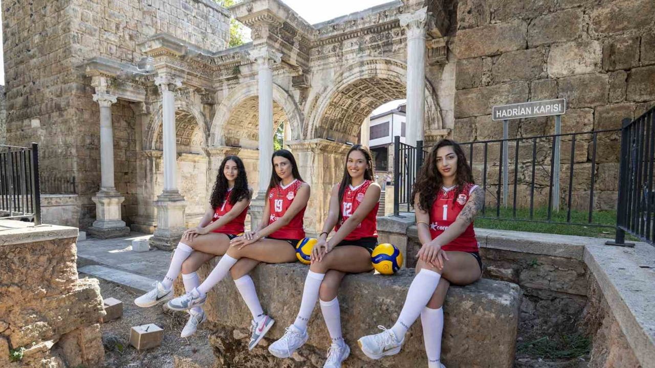 Kaleiçi'nde kırmızı formayla Muratpaşa'nın sultanları objektiflere poz verdi