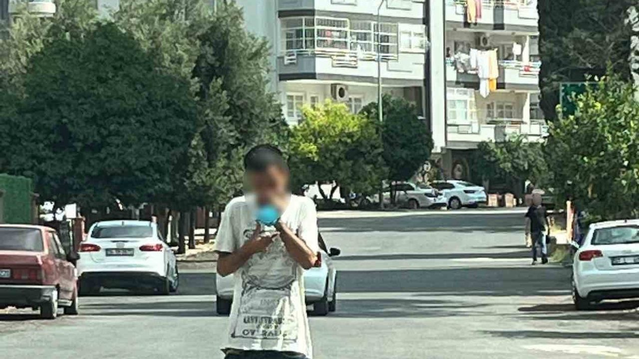 Kameraya yansıdı: sokakta uçucu madde kullanan kişi kadının yolunu kesip para aldı
