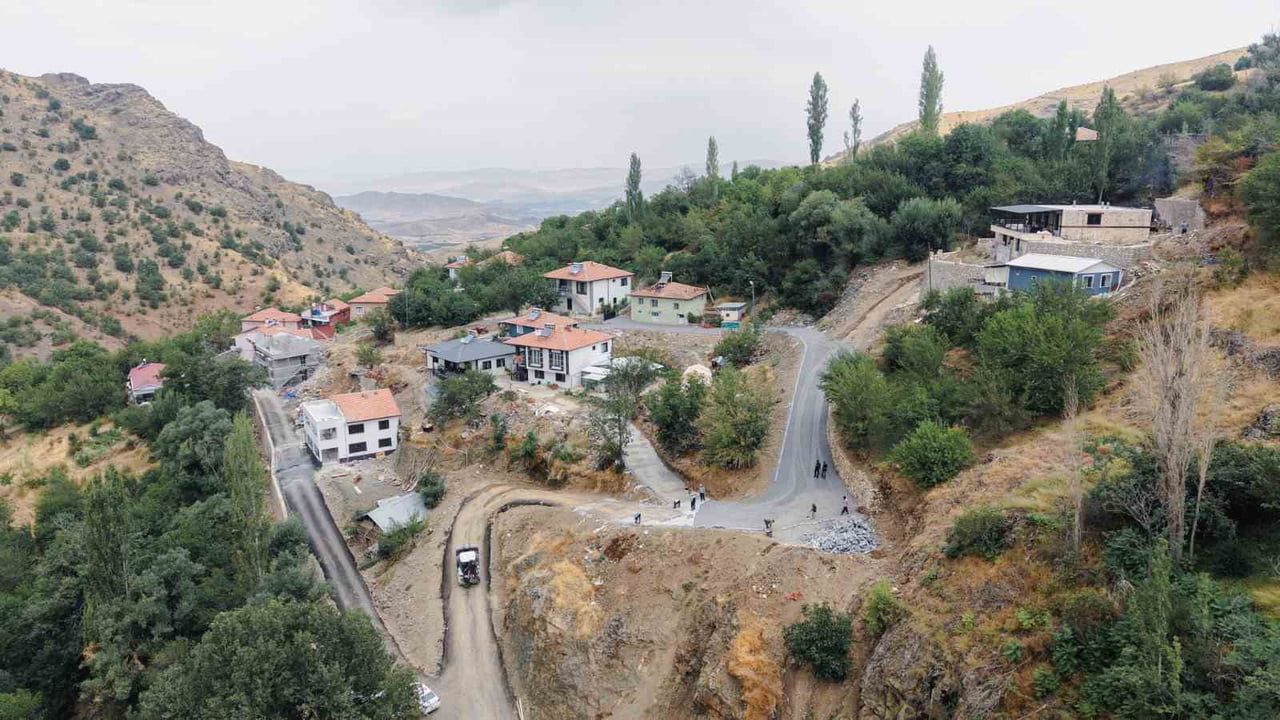 Kamıştaş’ta yollar kilit taşlarıyla yenilendi