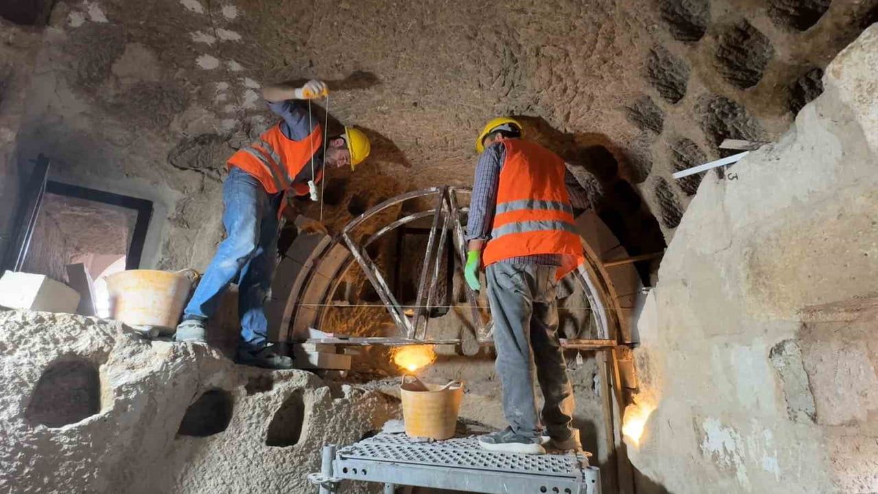 Kapadokya'da deformasyon riski taşıyan yedi peri bacası korumaya alındı
