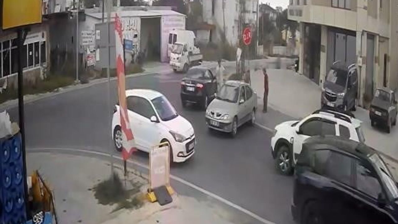 Kapaklı'da manevra sonrası öfkeli sürücü 'dur' tabelasını sökmeye çalıştı