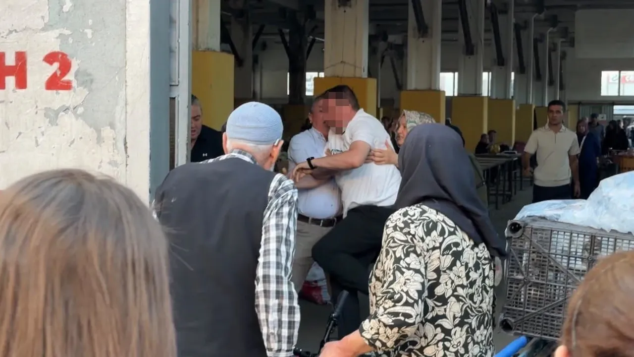 Kapalı pazarda 'yol verme' tartışması kavgaya dönüştü