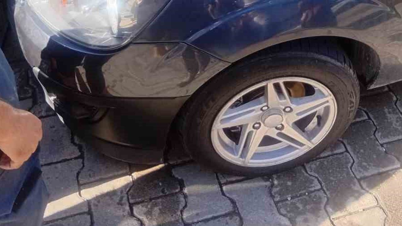 Kapuz Caddesi'nde motor yangını park halindeki otomobili kullanılamaz hale getirdi