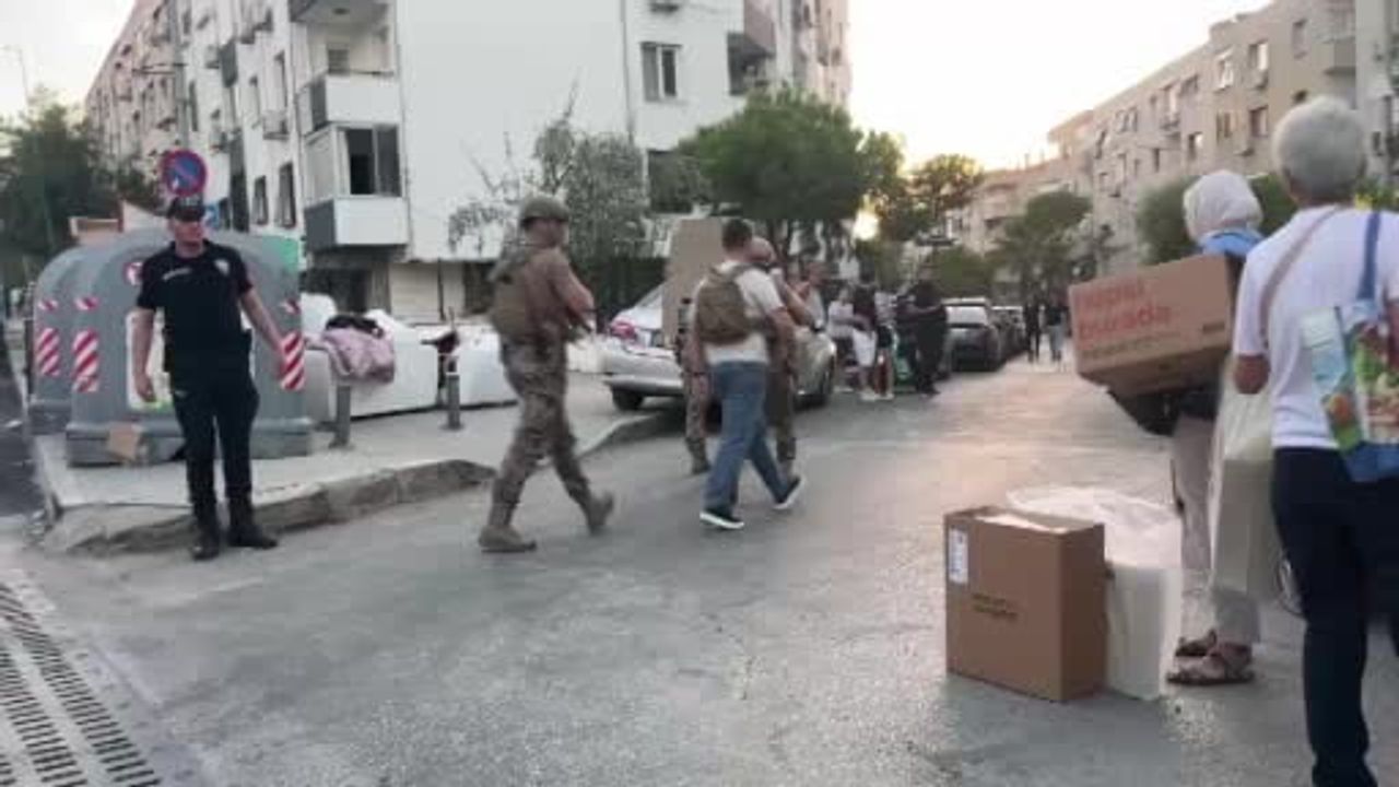 Karabağlar'da bankada kriz: güvenlik görevlisinin silahıyla 5 kişi rehin alındı