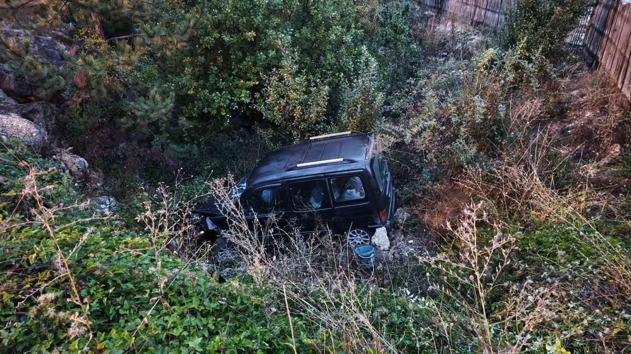 Karabük'te yağış sonrası kaygan yolda kontrol kaybeden araç şarampole uçtu