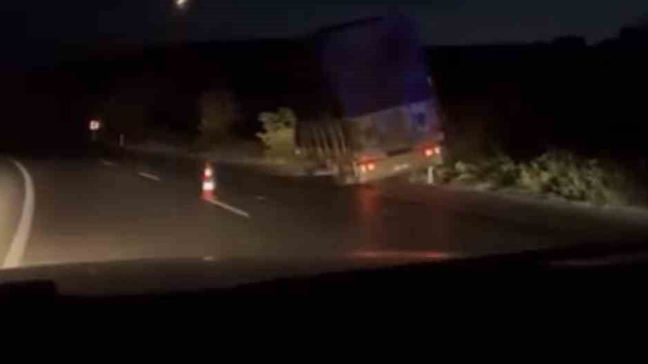 Karacabey'de ağaçlar durdurdu: kamyonet maddi hasarla durabildi