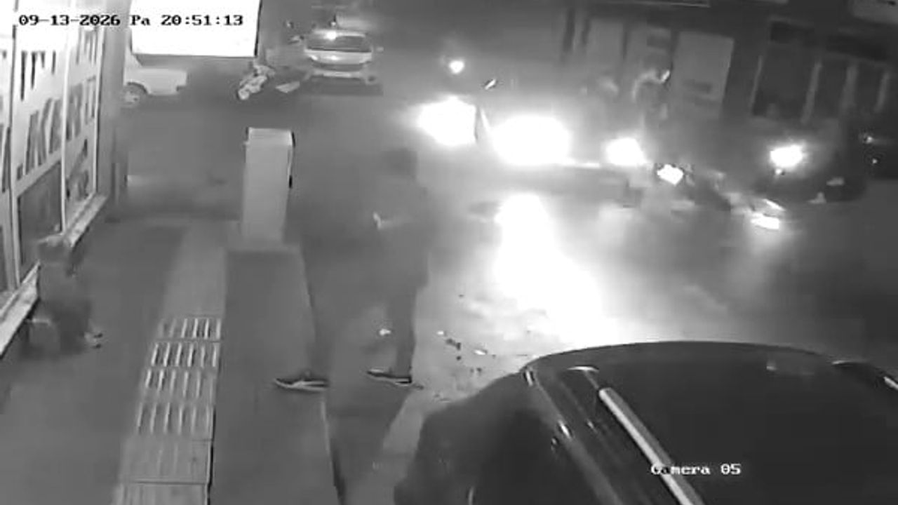 Karacabey Sırabademler Mahallesi'nde çarpışma kamerada: motosikletteki iki kişi yaralandı