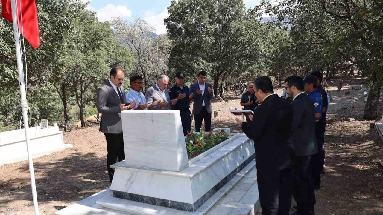 Karacasu'da bir şehit anısı: Mutlu Akar mezarı başında yad edildi