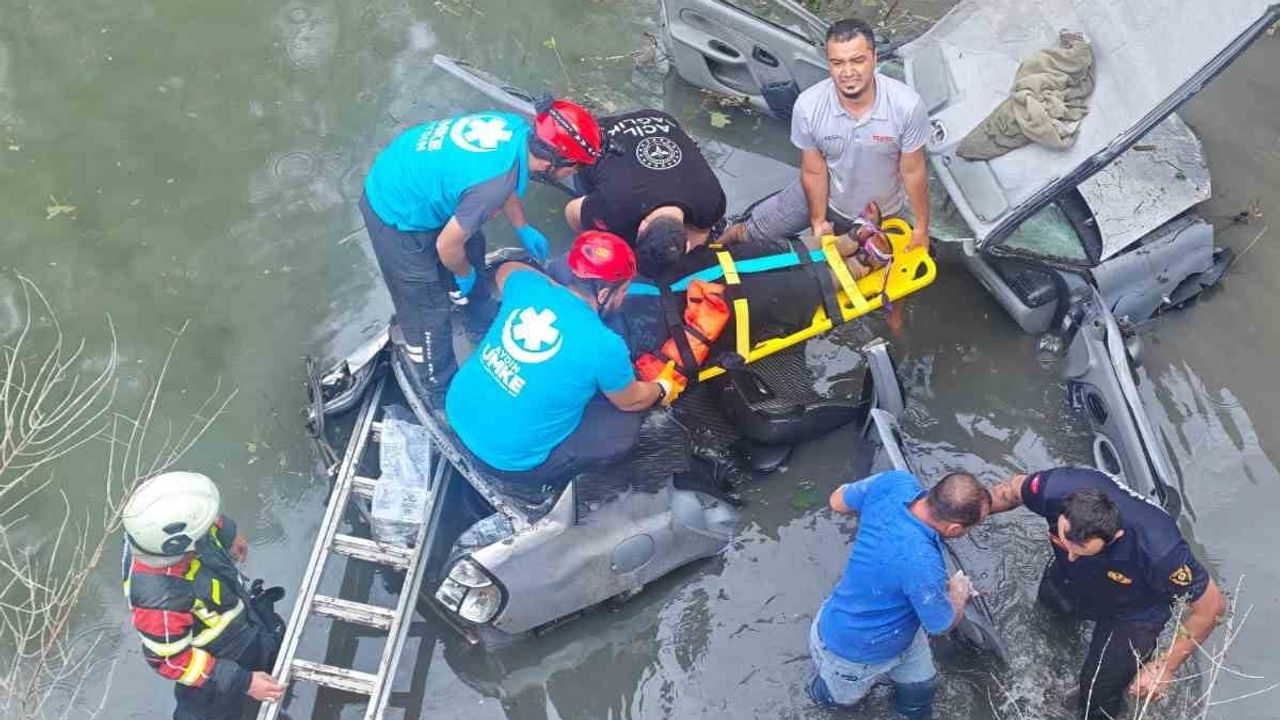 Karacasu'da kanala düşen otomobilde kurtarma çalışması