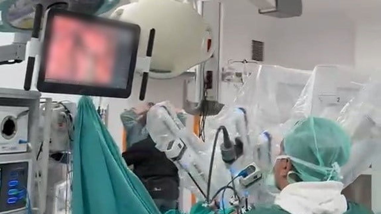 Karadeniz'de ilk robot destekli akciğer cerrahisi OMÜ'de gerçekleştirildi
