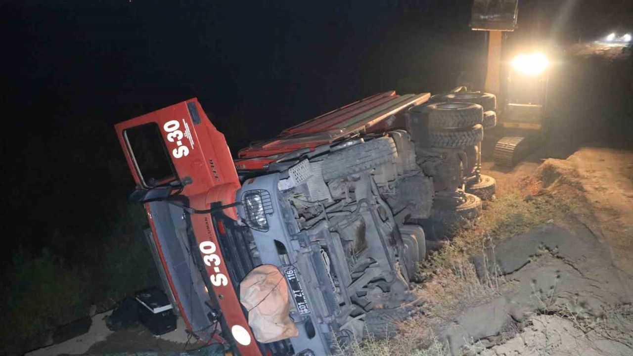 Karaisalı'da arazöz devrildi, iki işçi yaralandı