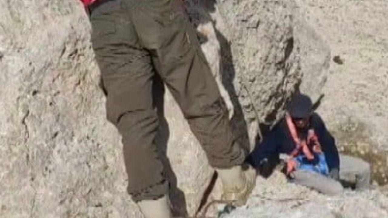 Karakaya kayalıklarında mahsur kalan 9 keçi uzun uğraşla kurtarıldı