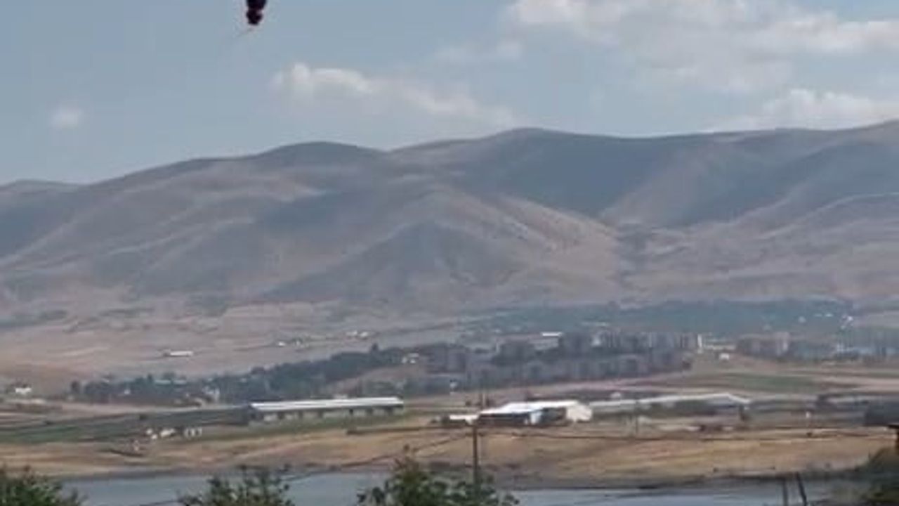 Karakoçan Hamzalı'da orman yangınına havadan ve karadan müdahale sürüyor
