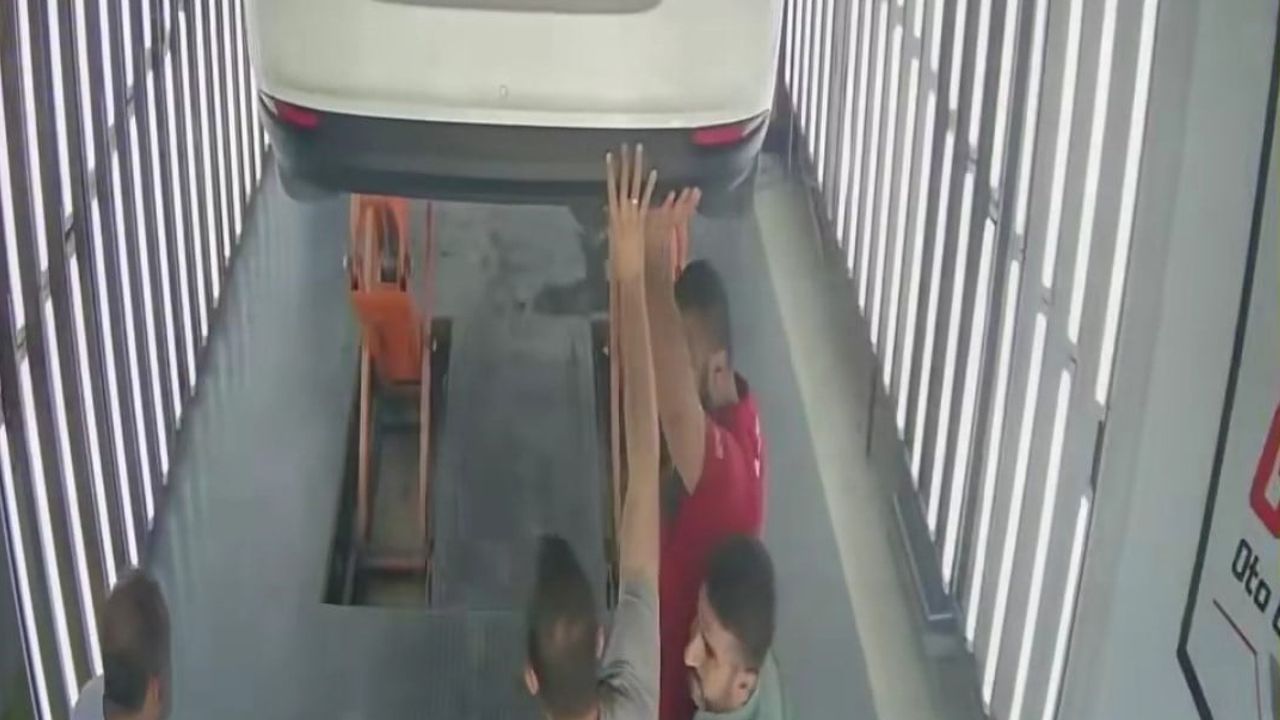 Karaköprü'de 5.4 depremi: öğretmenler çocukları tahliye etti, tamirci askıdaki otomobili tuttu
