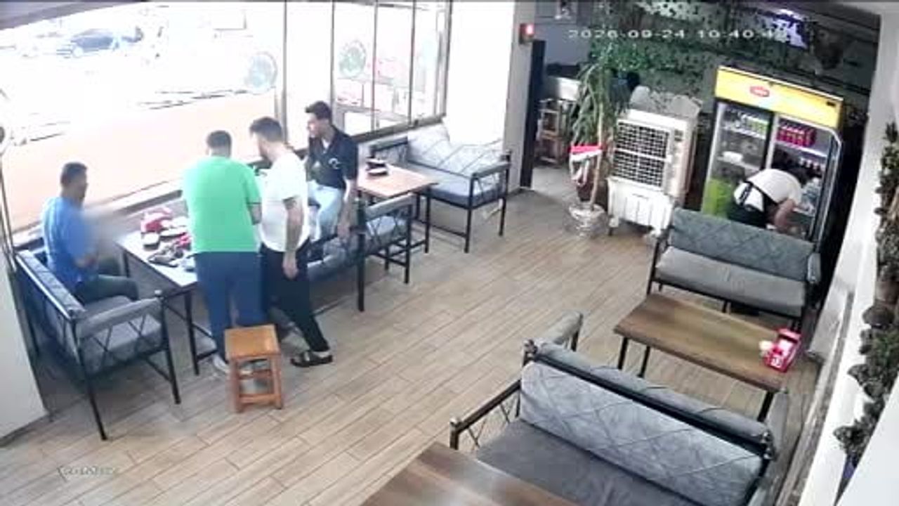 Karaköprü'de sarsıntı anı: terliğini bırakıp çorabıyla kaçan kişi güvenlik kamerasında