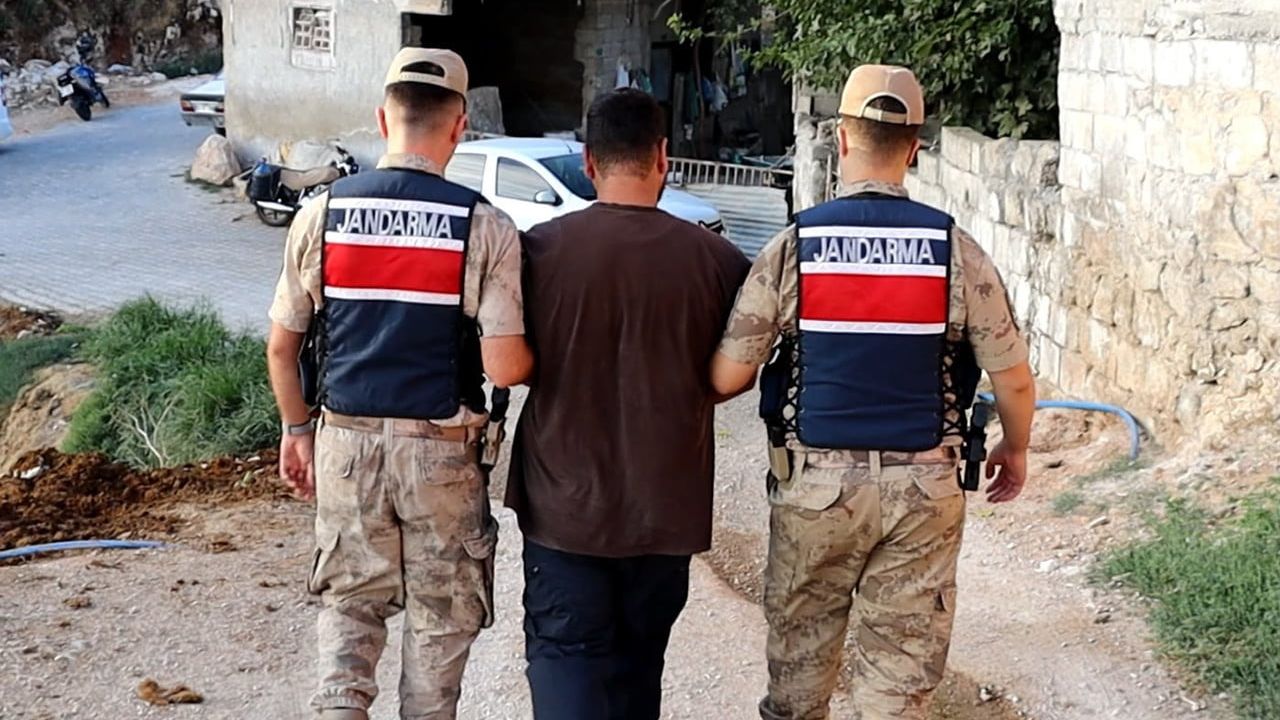 Karaköprü'de yağma suçundan kesinleşmiş cezası bulunan şahıs tutuklandı