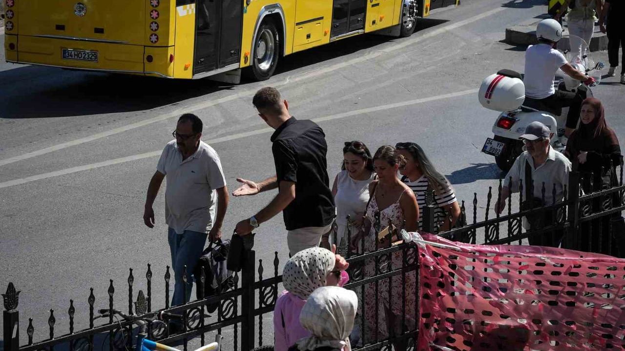 Karaköy'de kısa yol tutkusu: yayalar bariyerleri aşıyor