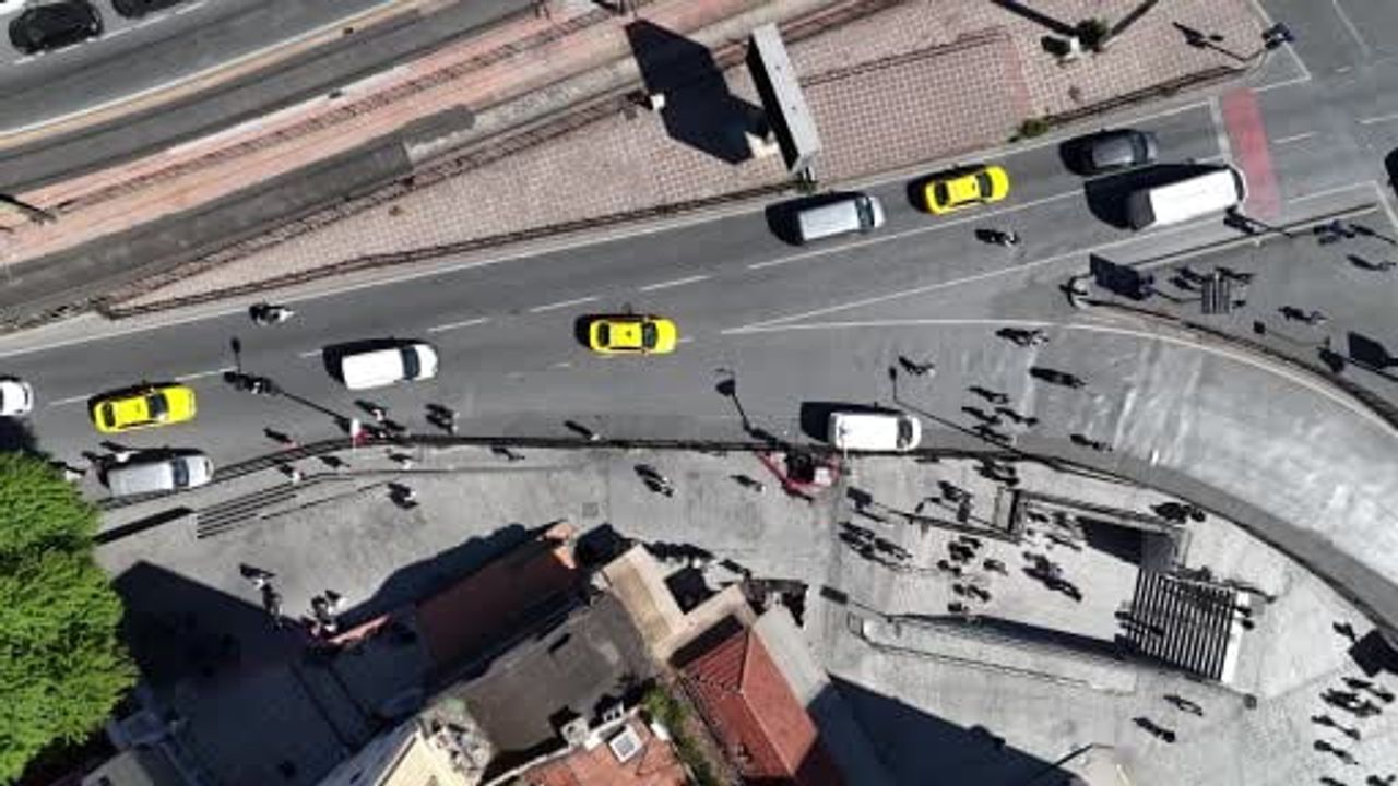 Karaköy'de yayaların kısa yol tercihi bariyerleri zorluyor