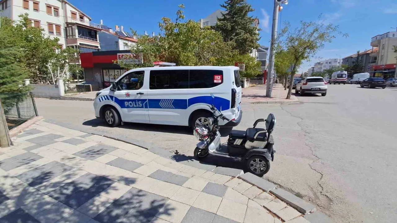Karaman'da ani manevrada devrilen elektrikli bisikletin sürücüsü yaralandı