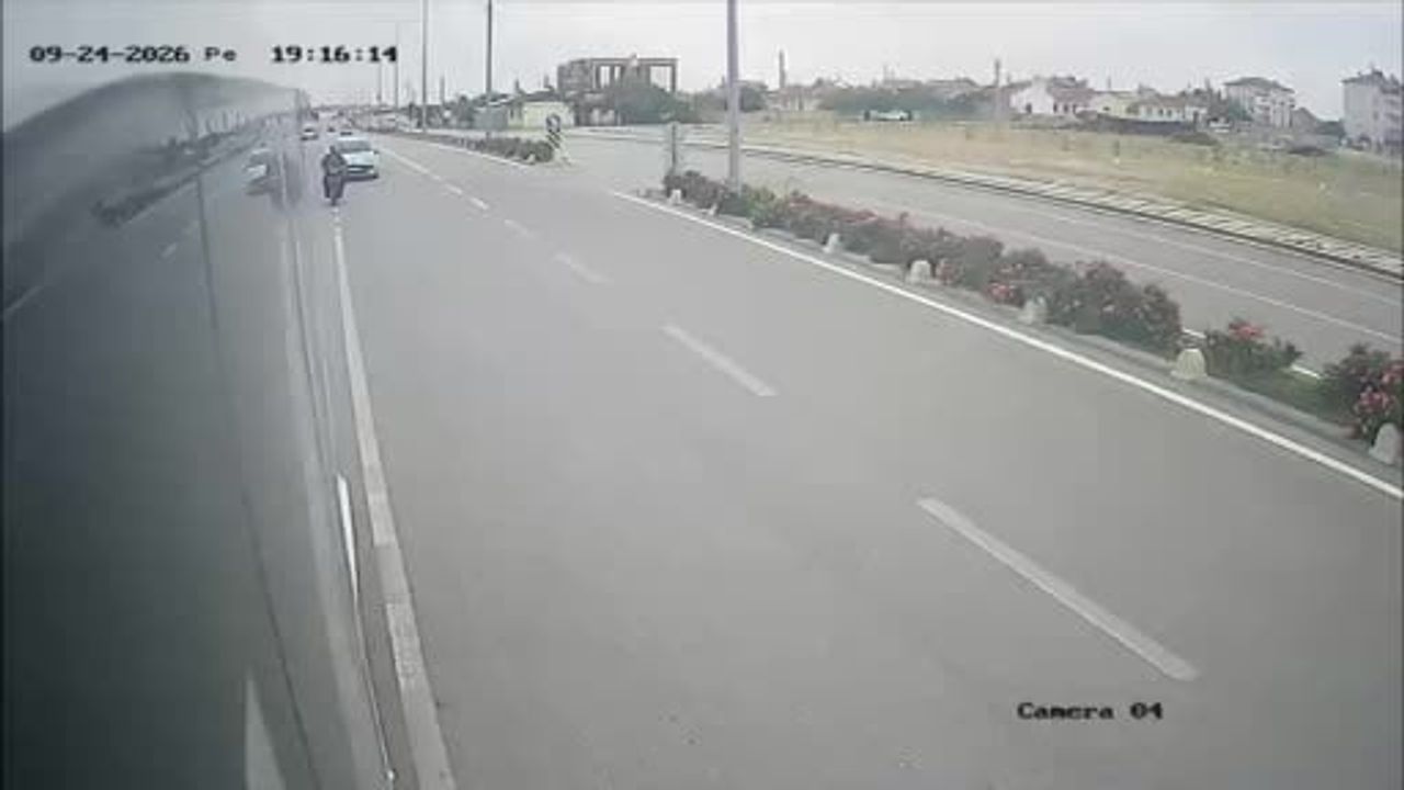 Karaman'da arkadan çarpma sonucu elektrikli bisiklet sürücüsü servis minibüsünün altına düştü