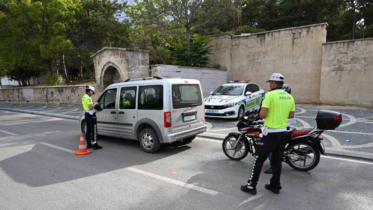 Karaman'da haftalık denetimlerde 11 tutuklama, çok sayıda silah ve uyuşturucu ele geçirildi