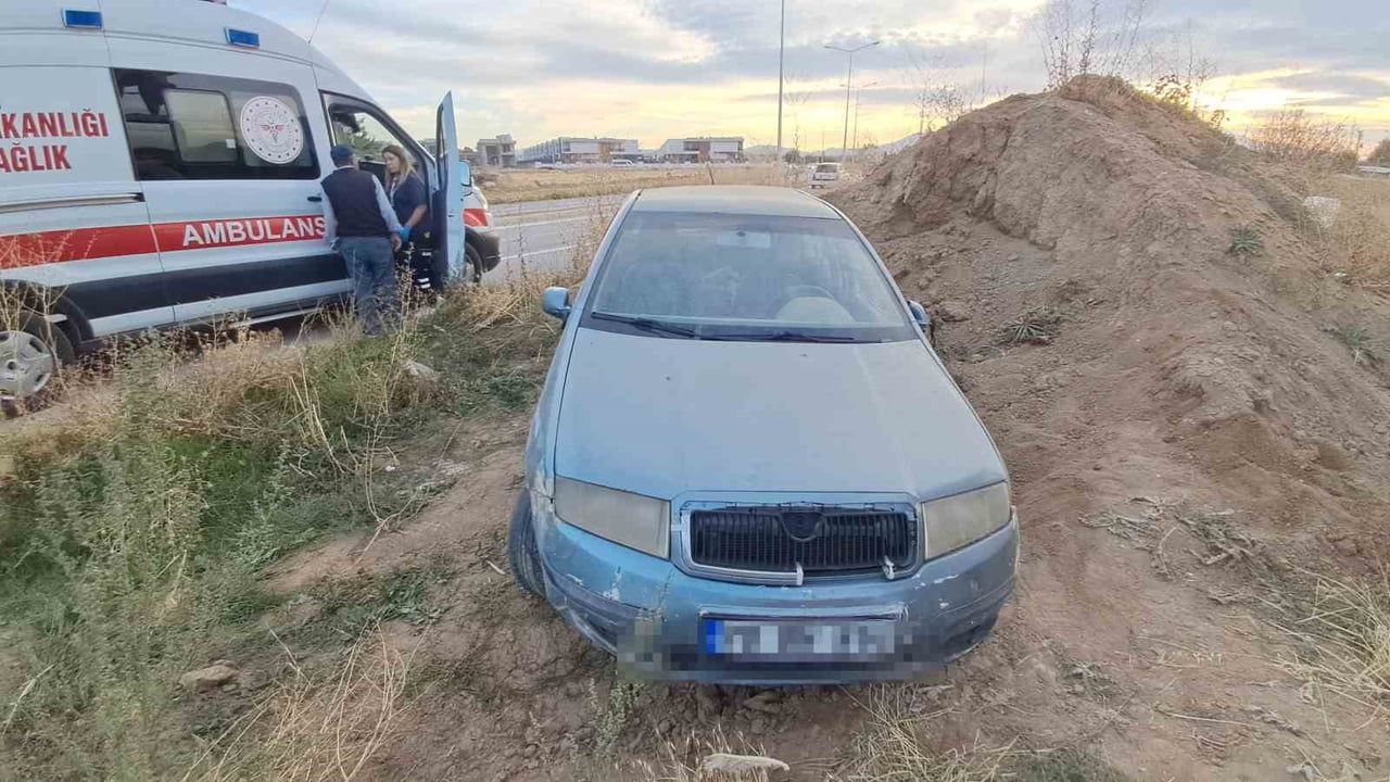 Karaman'da kavşakta çarpışma: araçlar savrulup inşaat alanına devrildi