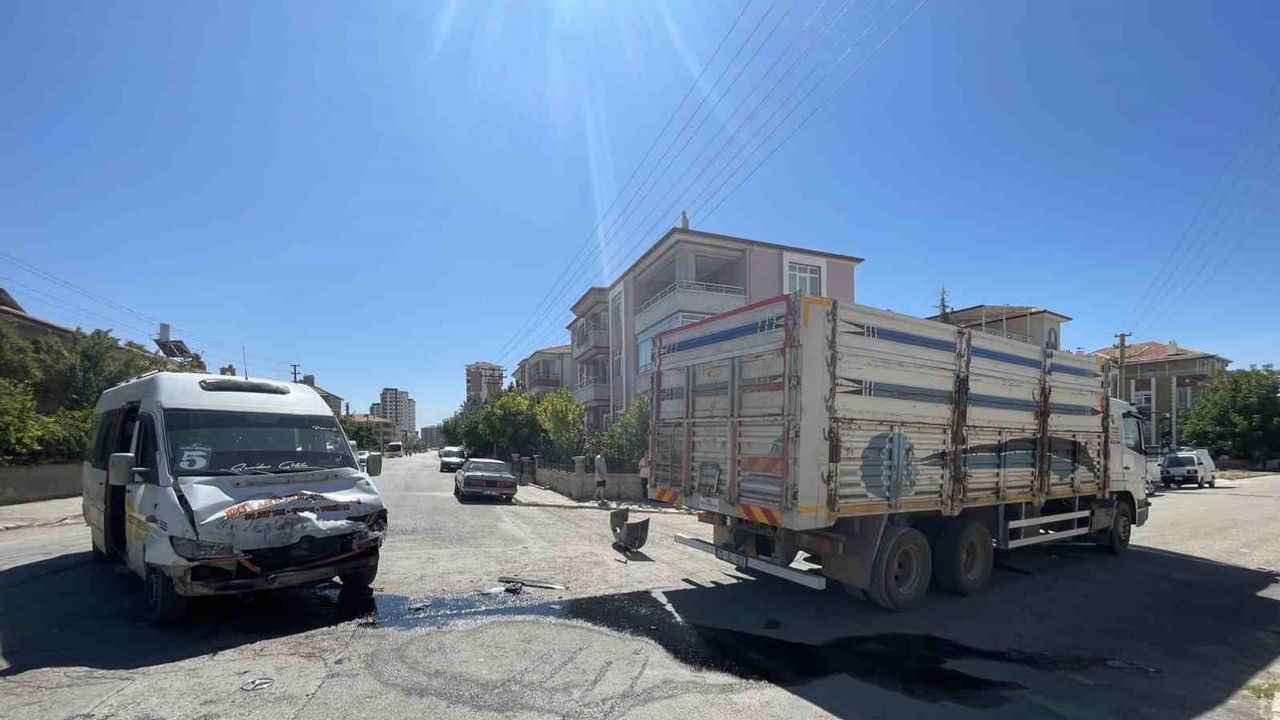 Karaman’da kavşakta çarpışma: minibüsteki iki yolcu yaralandı
