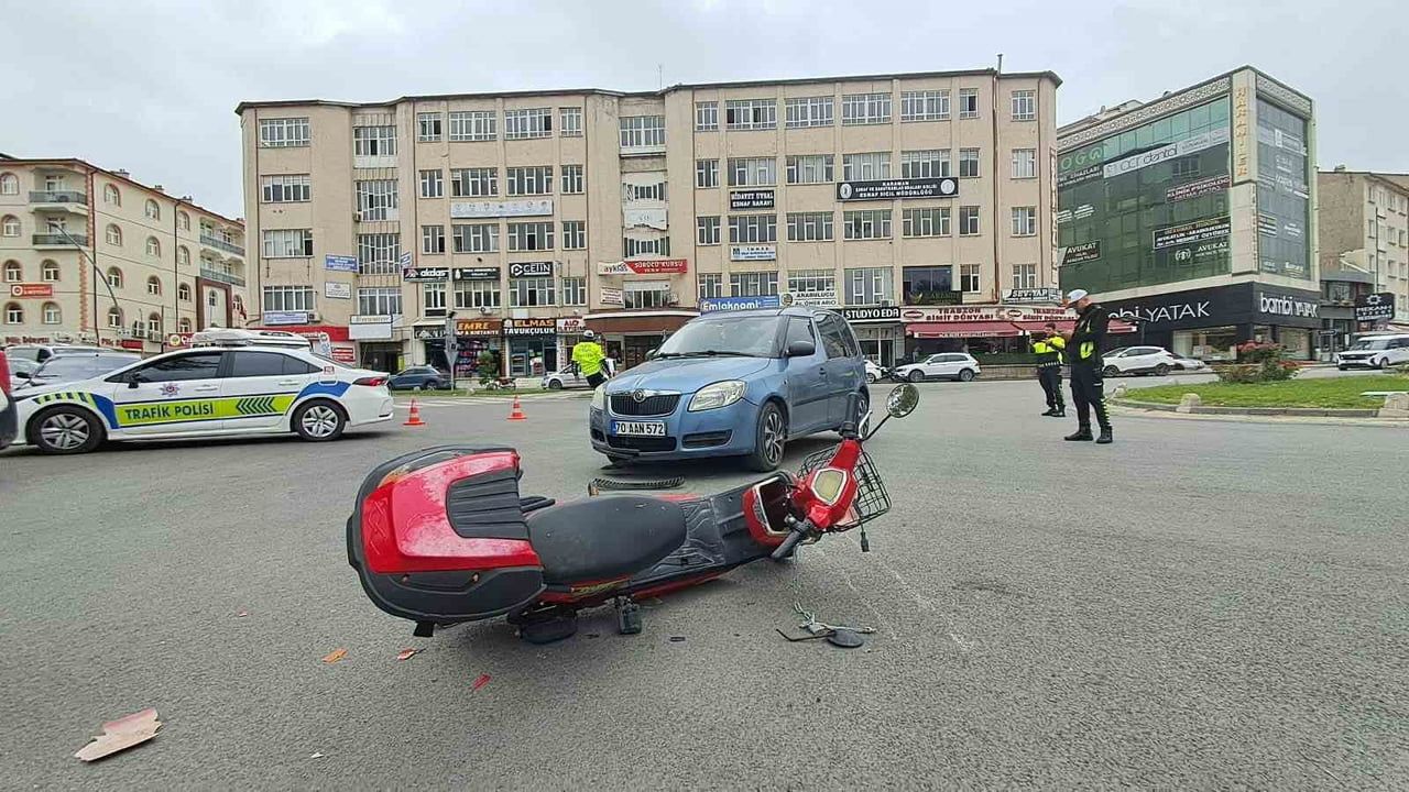 Karaman'da kavşakta çarpışma sonucu 83 yaşındaki elektrikli bisiklet sürücüsü yaralandı