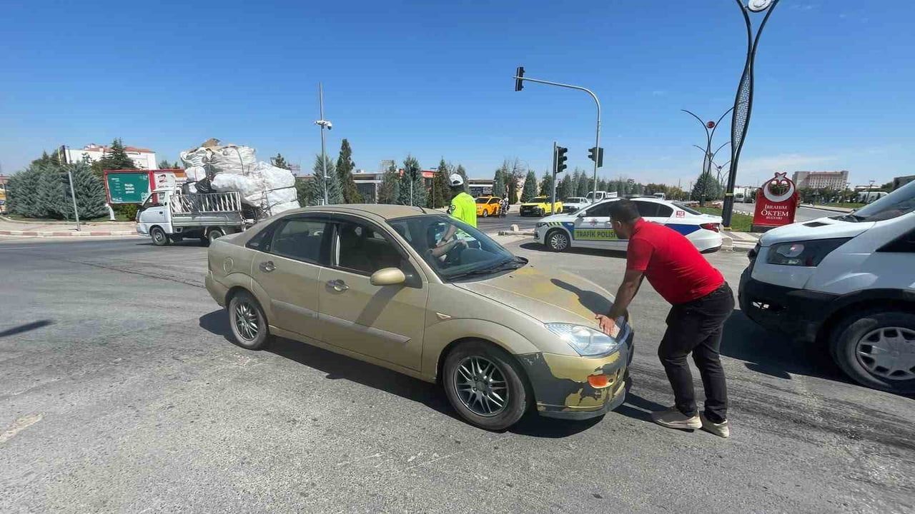 Karaman'da kaygan zemin otomobili beton dubaya çarptı