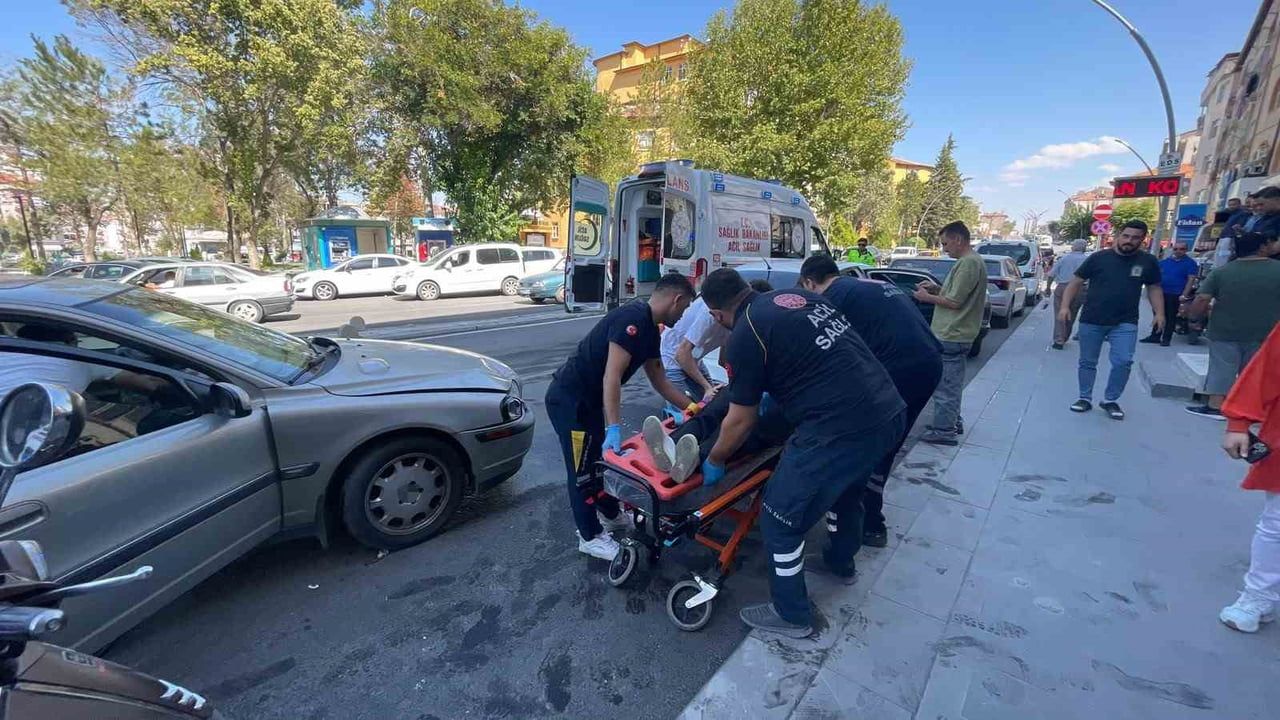 karaman'da park halindeki araçlara çarpan otomobilde 3 kişi yaralandı